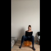 Emilia6 sit pop 4 balloons