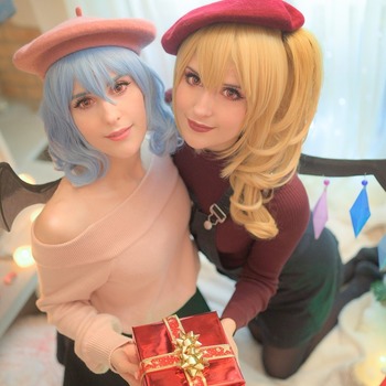 Scarlet Sisters Christmas photoshoot