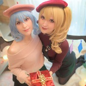 Scarlet Sisters Christmas photoshoot
