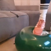 Video 110 - sporty Miss Snapback stomp2pop 4 big balloons in adidas sneaker