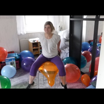 Sabrina2 sit pop 3 balloons