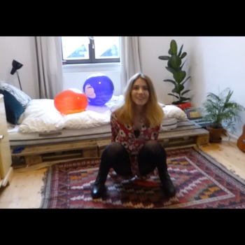 Anna sit pop a red balloon