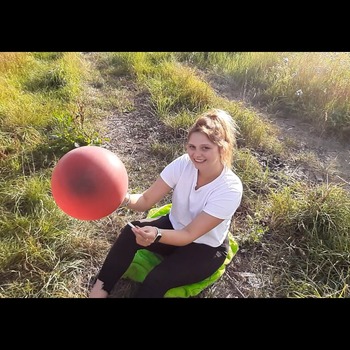 Hannah cig pop a balloon