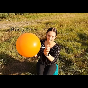 Karlotta cig pop a balloon