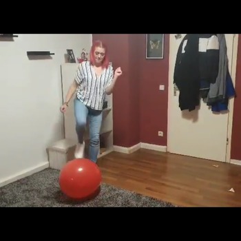 Amelie stomp pop 2 balloons (2 Videos)