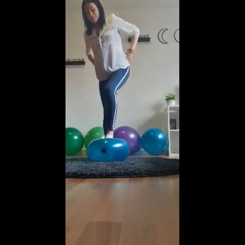 Amelie2 stomp pop 4 balloons (3 Videos)