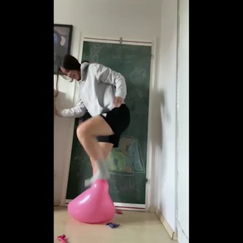 Lea stomp pop in socks 4 balloons