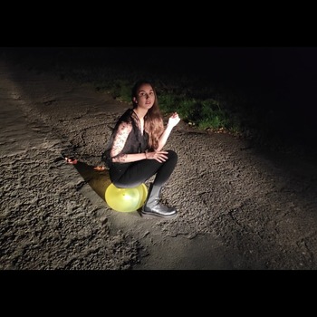 Luisa sit pop 5 balloons in darkness