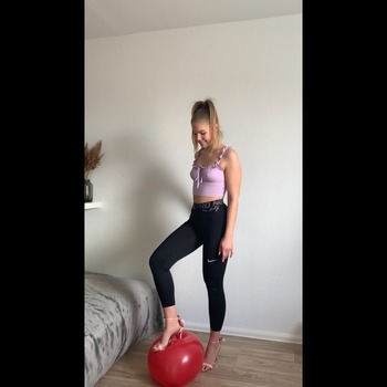Emilia8 high heel pop 3 balloons