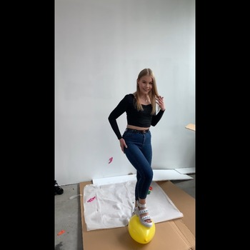 Emilia8 stomp pop 40 balloons in sandals  (7min)