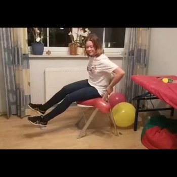 Isabell sit pop 4balloons (2 Videos)