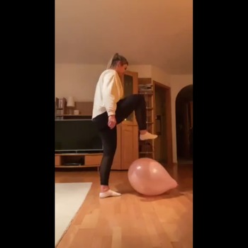 Giovana stomp pop 4 balloons (4 Videos)