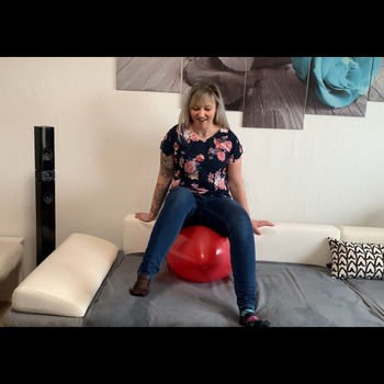 Regina sit pop other 2 red balloons (2 Videos)