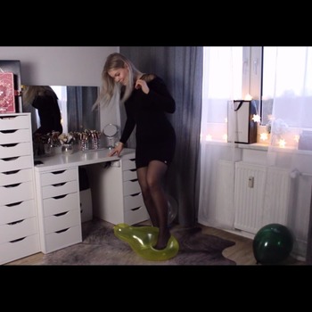 Emilias last clips 01 - stomp pop in nylon 5 balloons