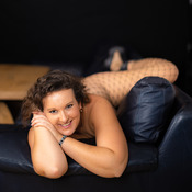 Nackig Chillen auf der Couch Teil 2 (14 Bilder)