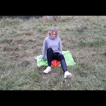 Nina leggins sit pop 4 balloons (3 Videos)