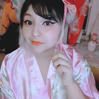 Misa selfis pink kimono