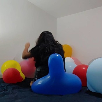 Popping lots of balloons !!!