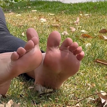 Feet fetish in the park by Gin