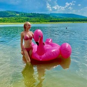 Julliete shooting with inflatables