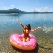 Liza shooting with inflatables (chair,donutheart, guess)