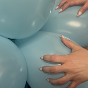 SAKURA - Stiletto nails vs Balloons