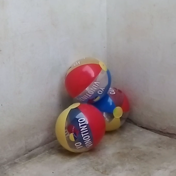 sit to pop beach ball I love vino tinto