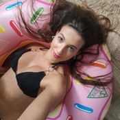 Veronica top model with guess donut and shell.