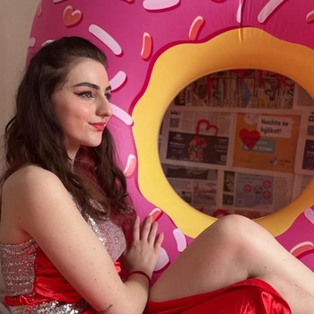 Lera valentine shooting with donutheart.