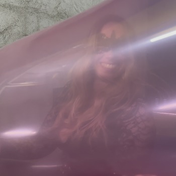 Amy 05 - Inflate big pink balloon