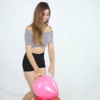 Aracely sit to pop rose balloons