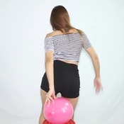 Aracely sit to pop rose balloons