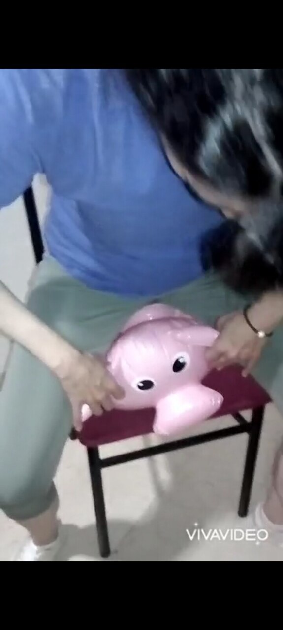 Inflating and deflating inflatable animals