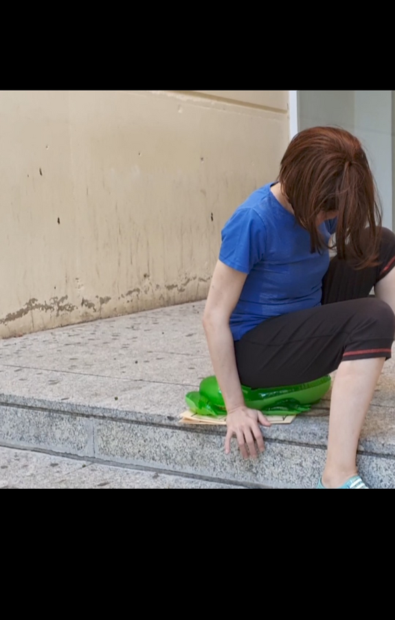 Inflate and explode an inflatable frog