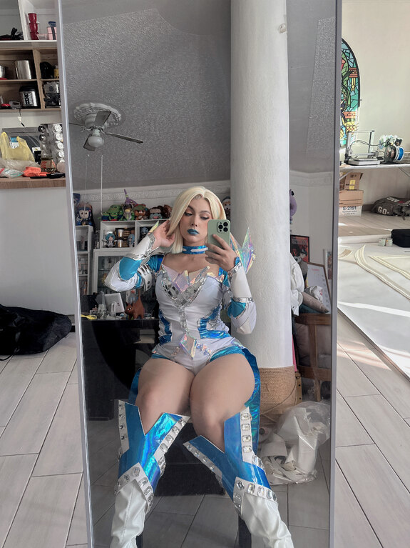 SELFIES Emma Frost - 99 fotos
