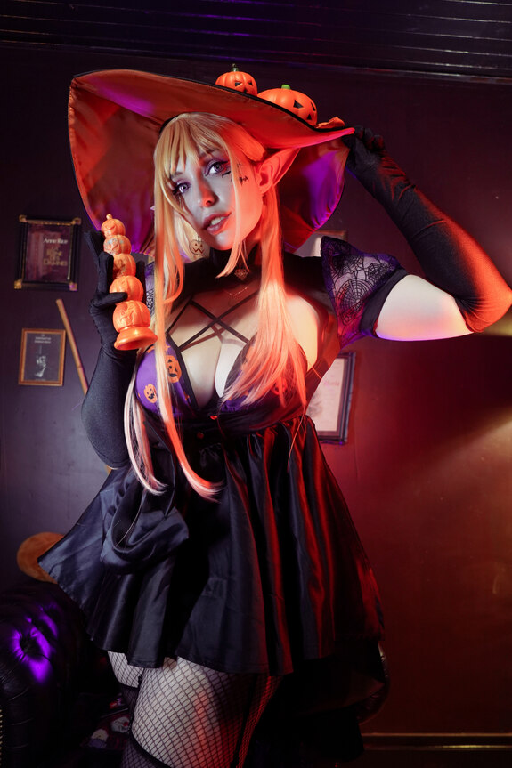 Soft Femdom Marin Hallloween
